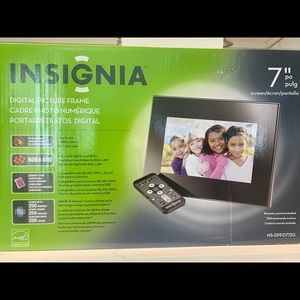 NEW Insignia 7” digital picture frame
